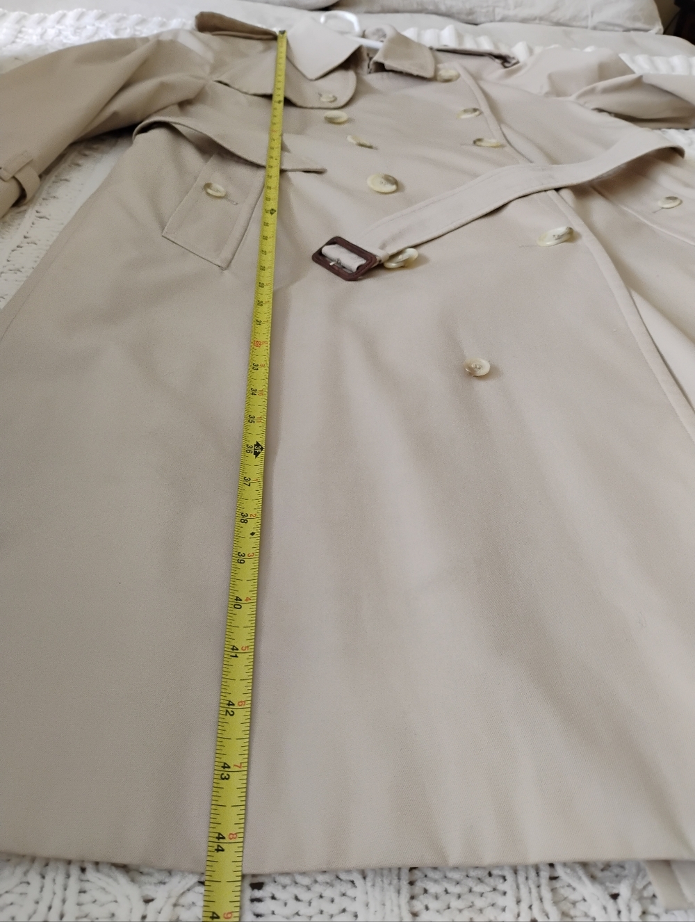 Vintage Burberry Classic Beige Trench Coat - Timeless Women's Outerwear - Picture 14 of 16